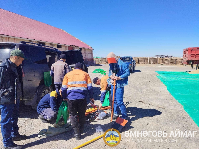 Өмнөговь аймагт УОК-оос хуваарилсан 150тн тэжээлийн будааг татан авч савлах ажлыг АОК-ын гишүүд гүйцэтгэнэ